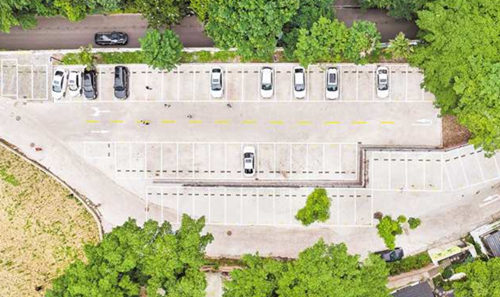 九龙坡区闲置地变身停车场