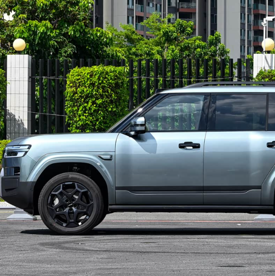 无人机随动跟拍！一键生成航拍大片？！现在买车还有这功能？！